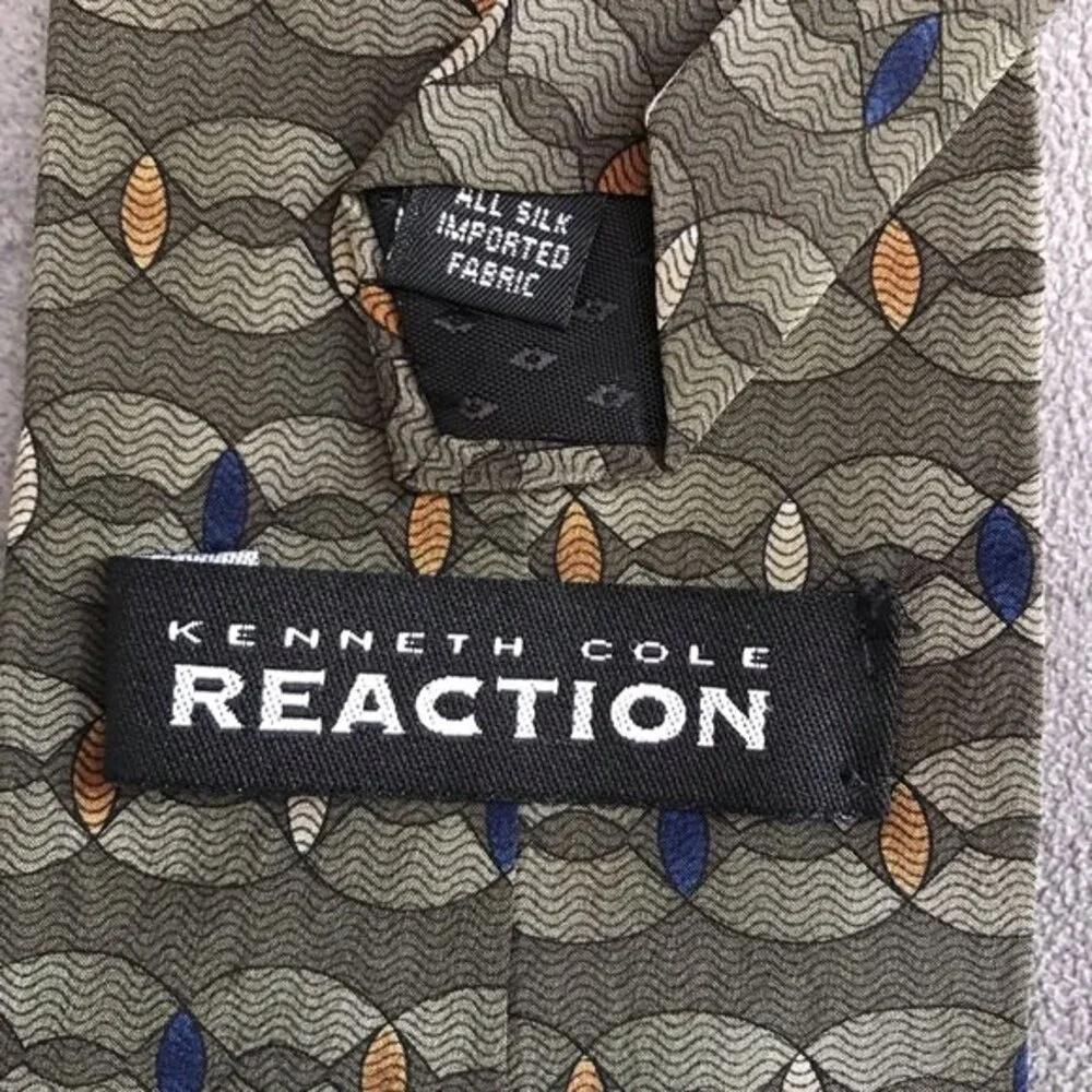 Kenneth Cole Reaction Geometric 100% Silk Classic Neck Tie Mens Office Career